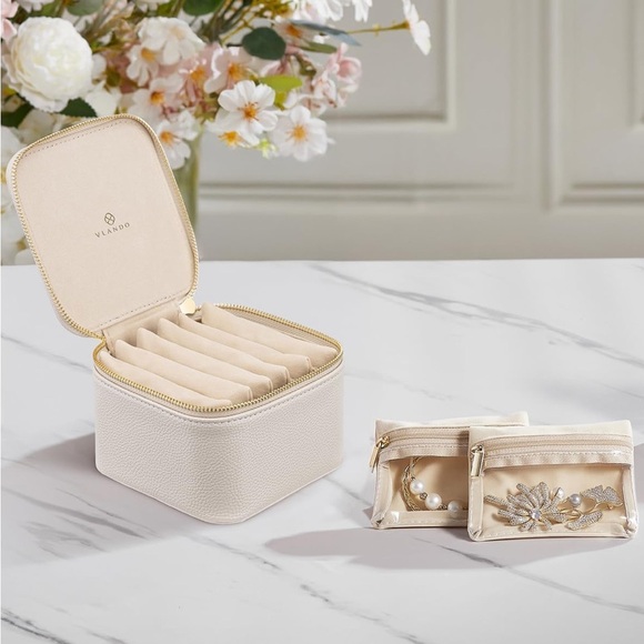 Cream Jewelry Travel Case
0429 - Picture 11 of 15